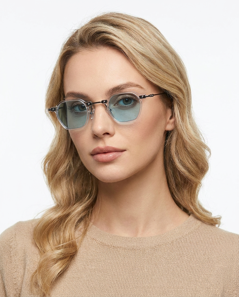 Modelo feminina usando Gafas de Sol Monaco - fundo branco estudio
