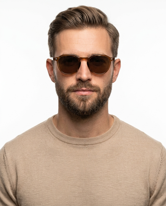 Modelo masculino usando Gafas Nilo Marron