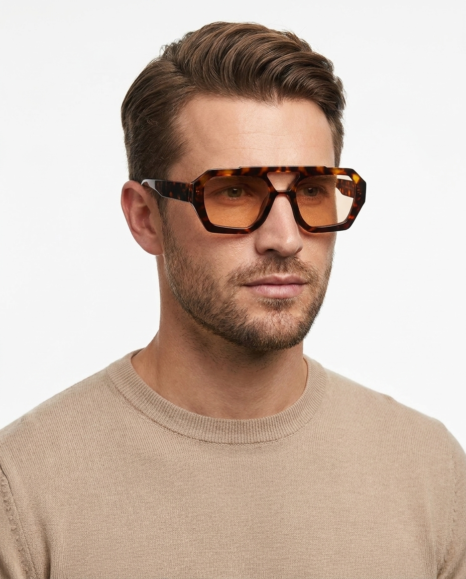 Modelo masculino usando Gafa Monaco Leopardo Marron