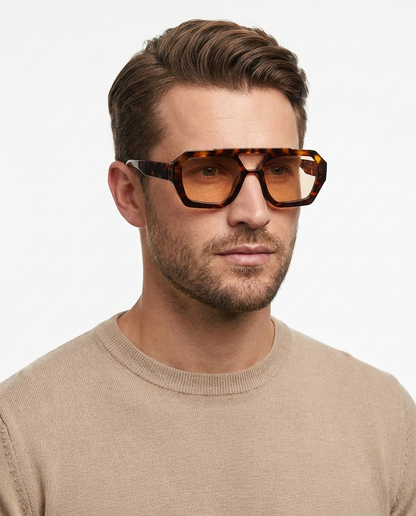 Modelo masculino usando Gafa Monaco Leopardo Marron