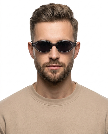 Modelo masculino usando Gafas Aura Gris