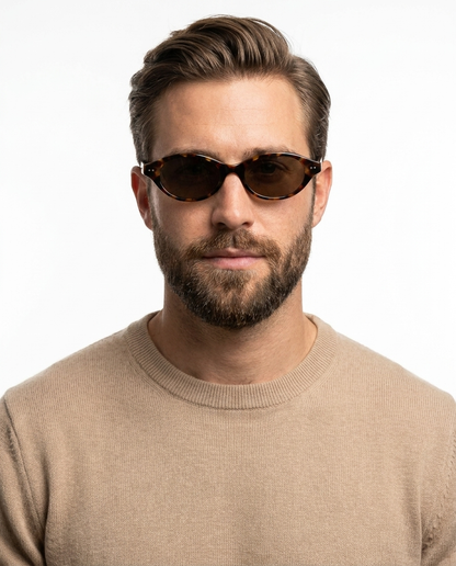 Modelo masculino usando Gafas Aura Leopardo