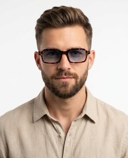 Modelo masculino usando Gafas Bilbao Leopardo Azul