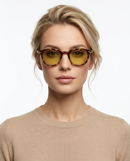 Modelo feminina usando Gafas Binni Leopardo
