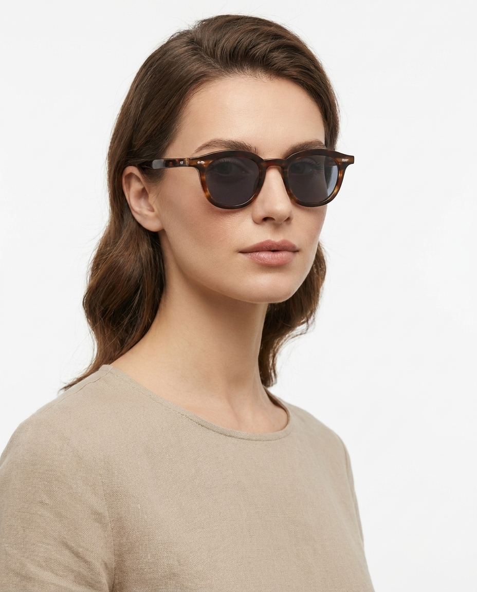Modelo feminina usando Gafas Binni Marron