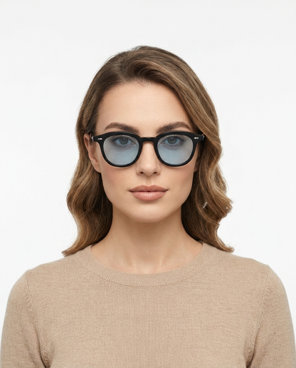 Modelo feminina usando Gafas Binni Azul