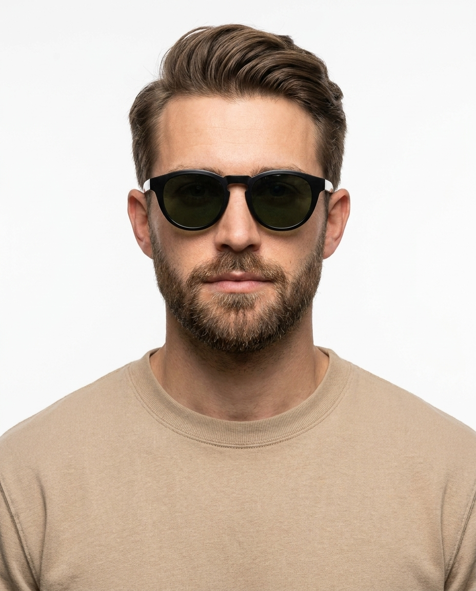 Modelo masculino usando Gafas Cruz Leopardo