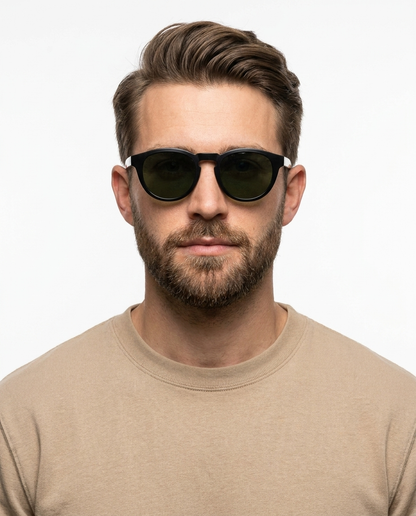 Modelo masculino usando Gafas Cruz Leopardo
