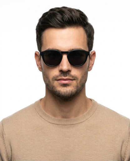 Modelo masculino usando Gafas Cruz Negro