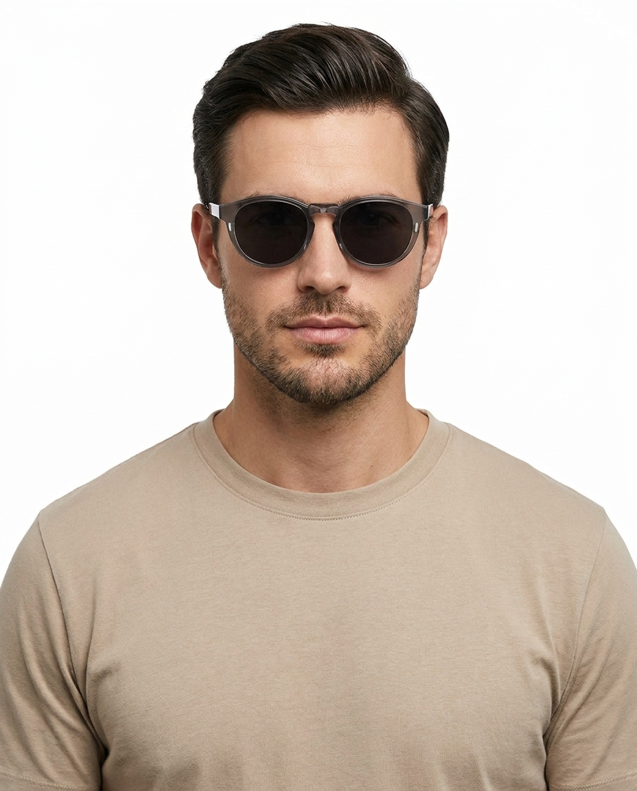 Modelo masculino usando Gafas Cruz Gris