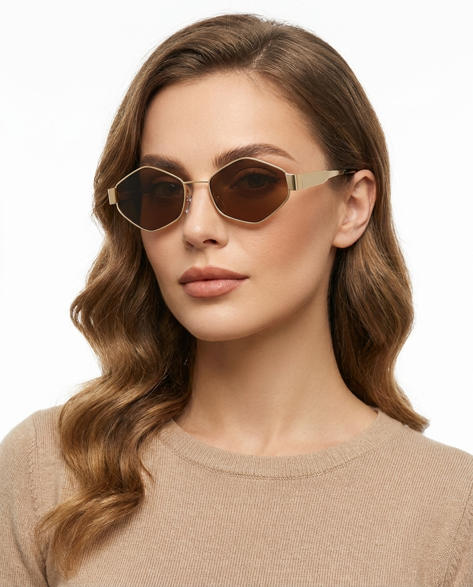 Modelo feminina usando Gafas de Sol Adriana Dorado Marron