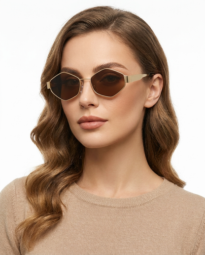 Modelo feminina usando Gafas de Sol Adriana Dorado Marron