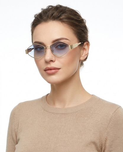 Modelo feminina usando Gafas de Sol Adriana Dorado Azul