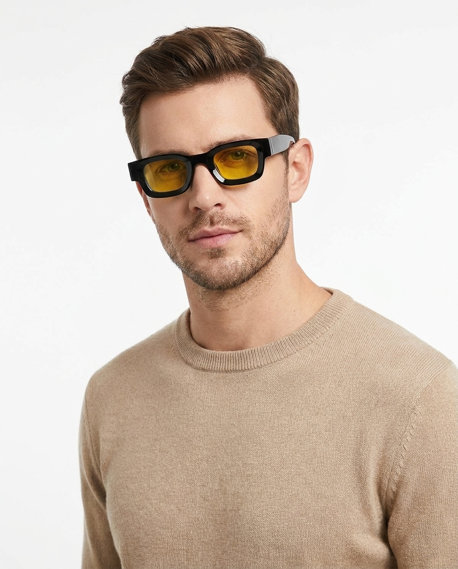 Modelo masculino usando Gafas de Sol Alicia Negro Amarillo