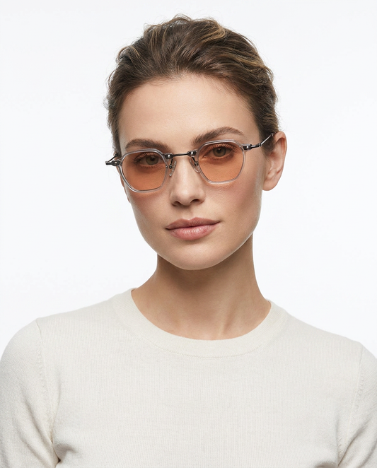 Modelo feminina usando Gafas de Sol Ambar Naranja