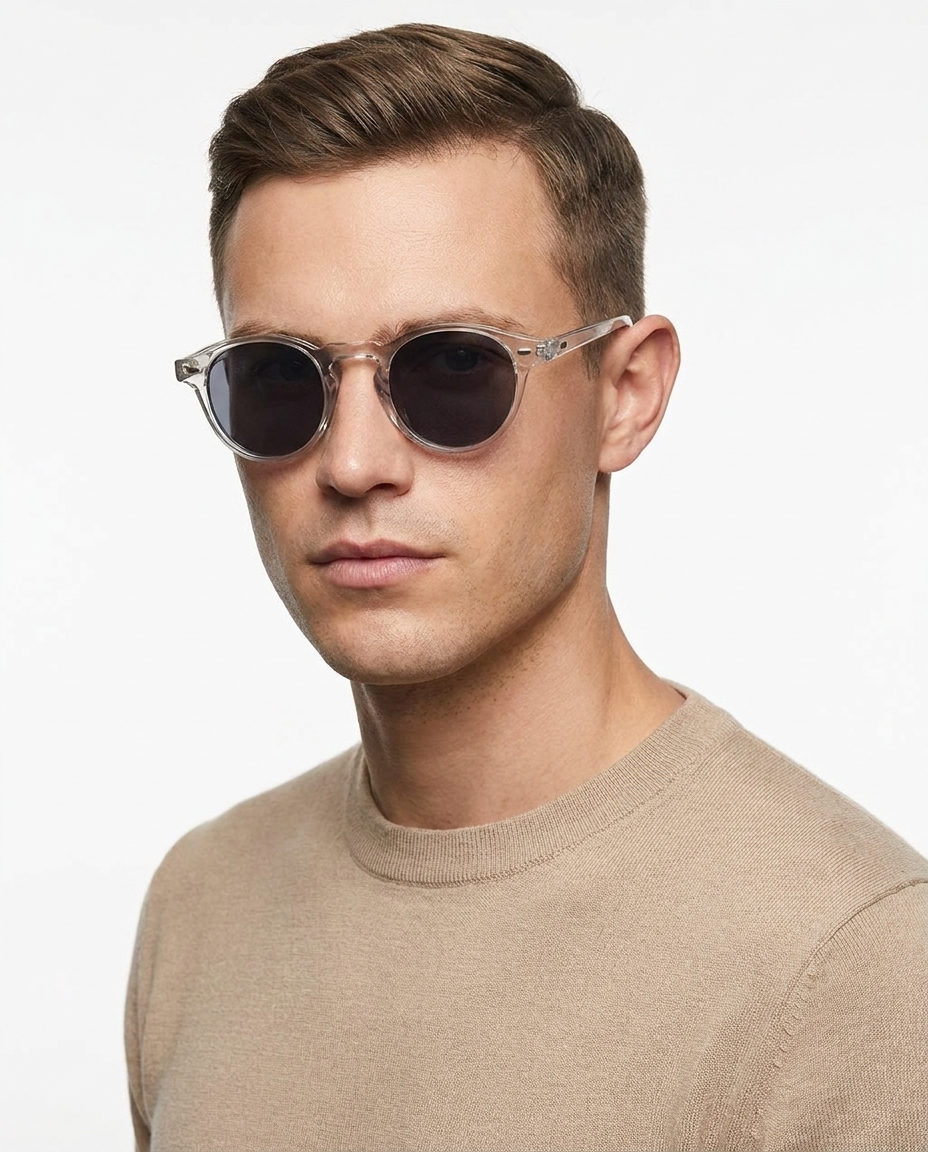 Modelo masculino usando Gafas de Sol Andrea Transparente Negro