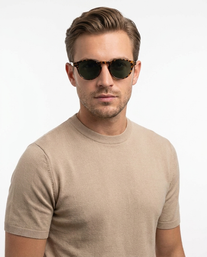 Modelo masculino usando Gafas de Sol Andrea Carey Negro