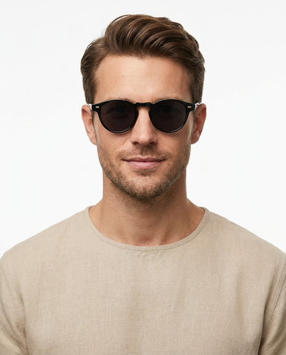 Modelo masculino usando Gafas de Sol Andrea Negro Negro