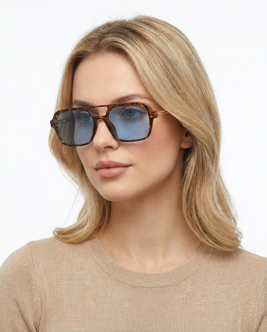 Modelo feminina usando Gafas de Sol Atlas Tortuga Azul
