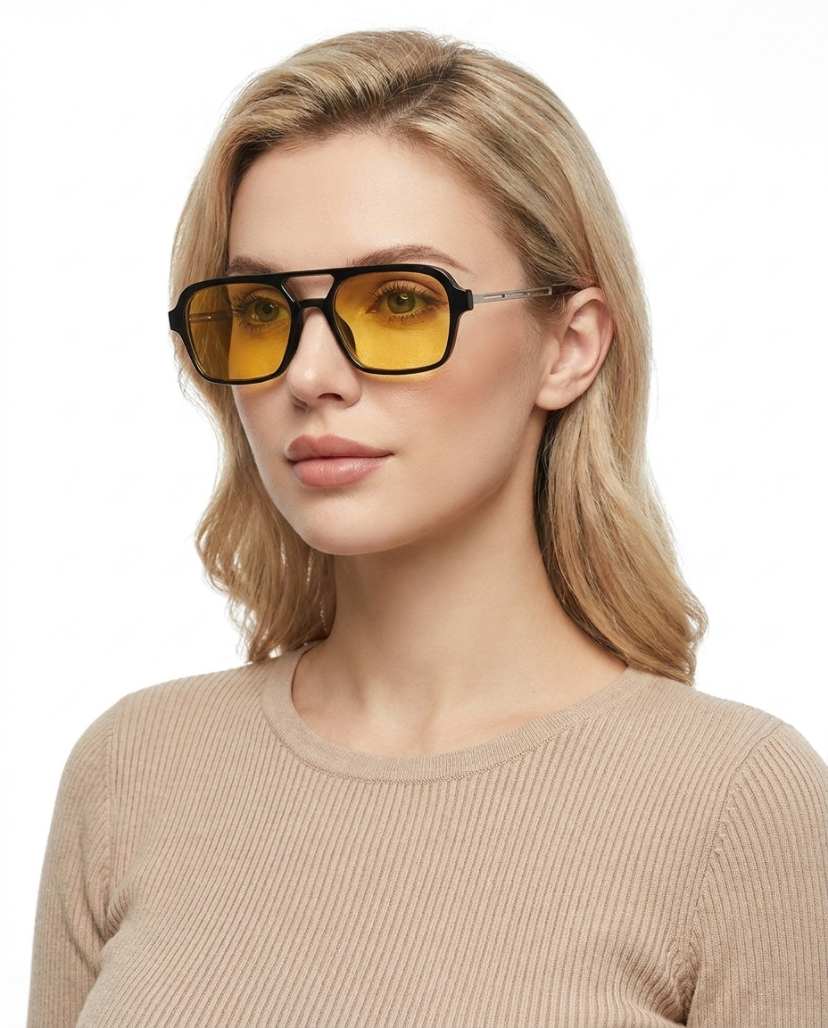 Modelo feminina usando Gafas de Sol Atlas Negro Amarillo
