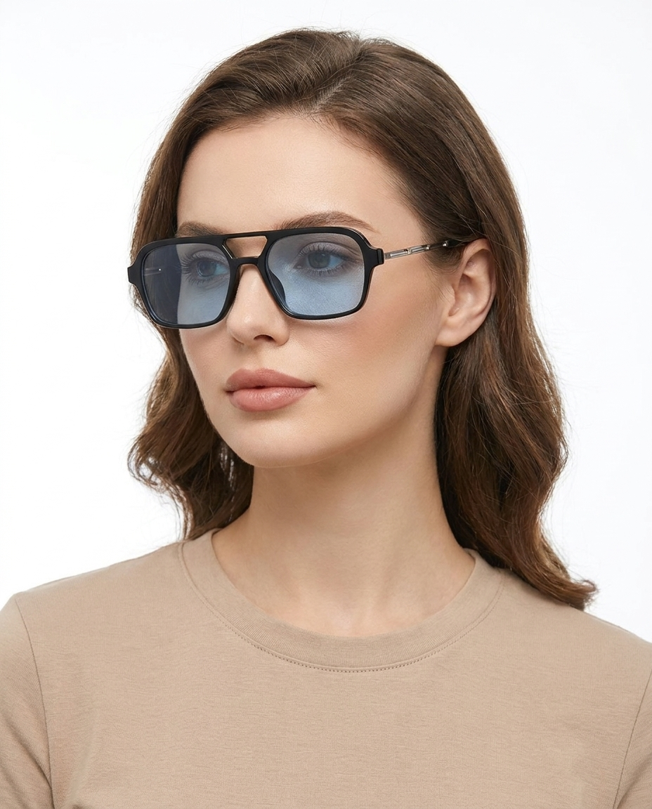 Modelo feminina usando Gafas de Sol Atlas Negro Azul