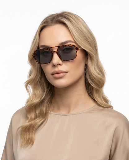 Modelo feminina usando Gafas de Sol Atlas Tortuga Negro