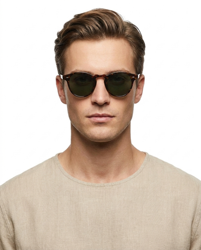 Modelo masculino usando Gafas de Sol Aurora Tortuga Verde