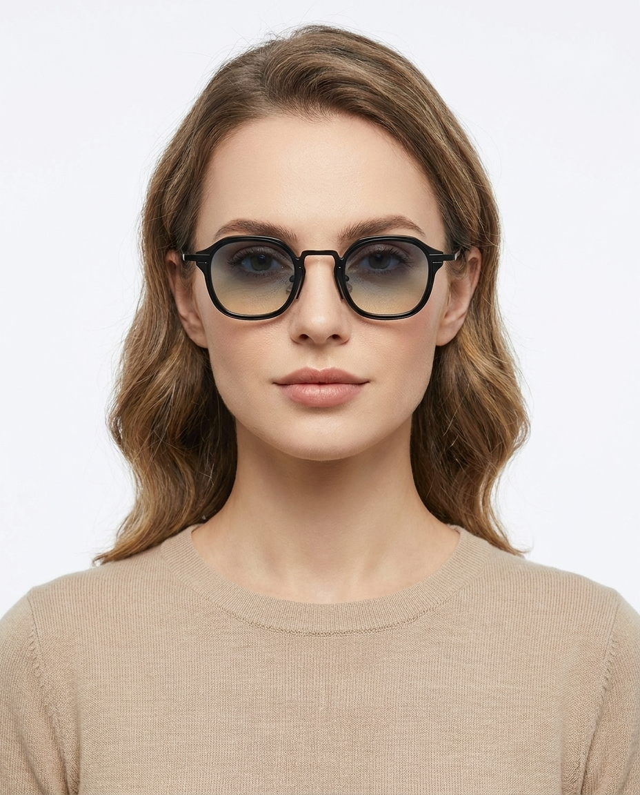Modelo feminina usando Gafas de Sol Bali Negro Degradado
