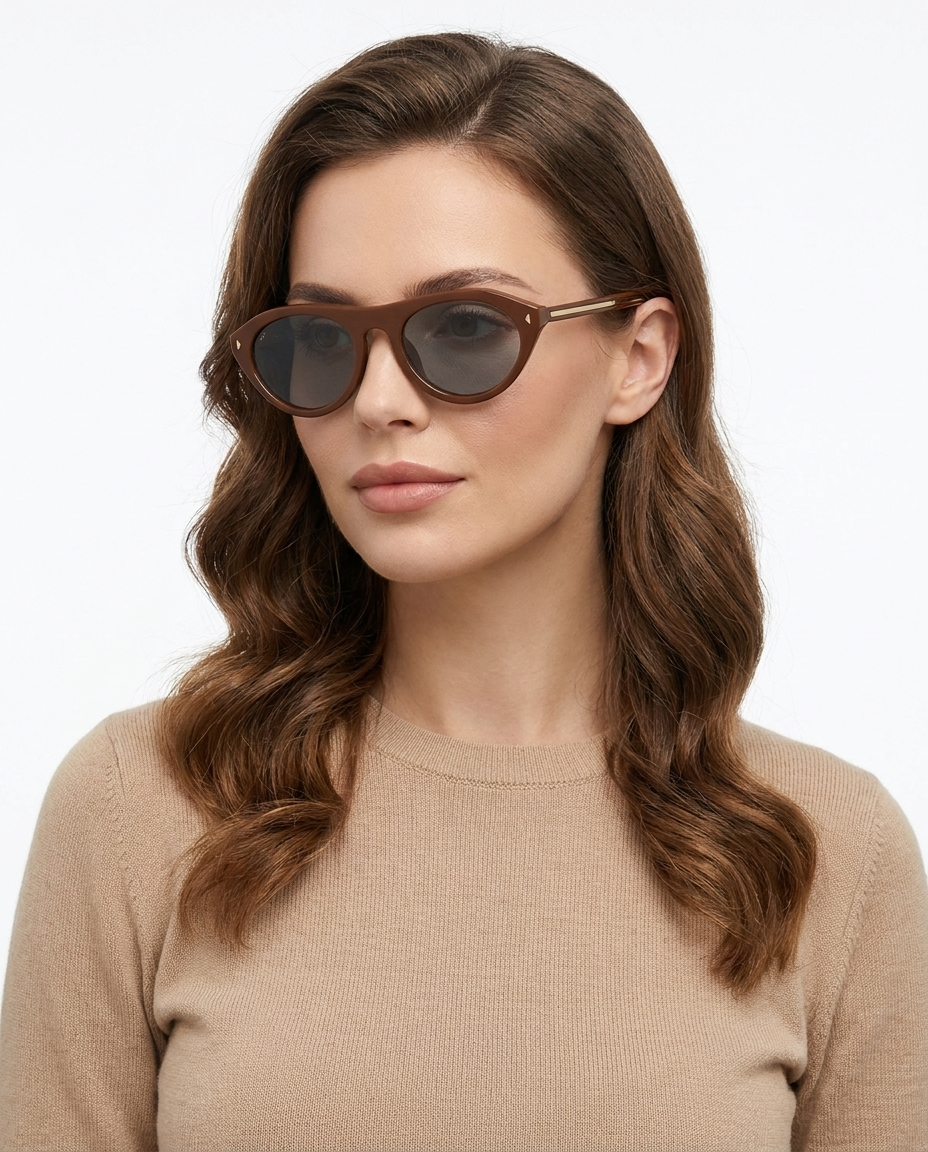 Modelo feminina usando Gafas de Sol Bianca Marrom Cinza