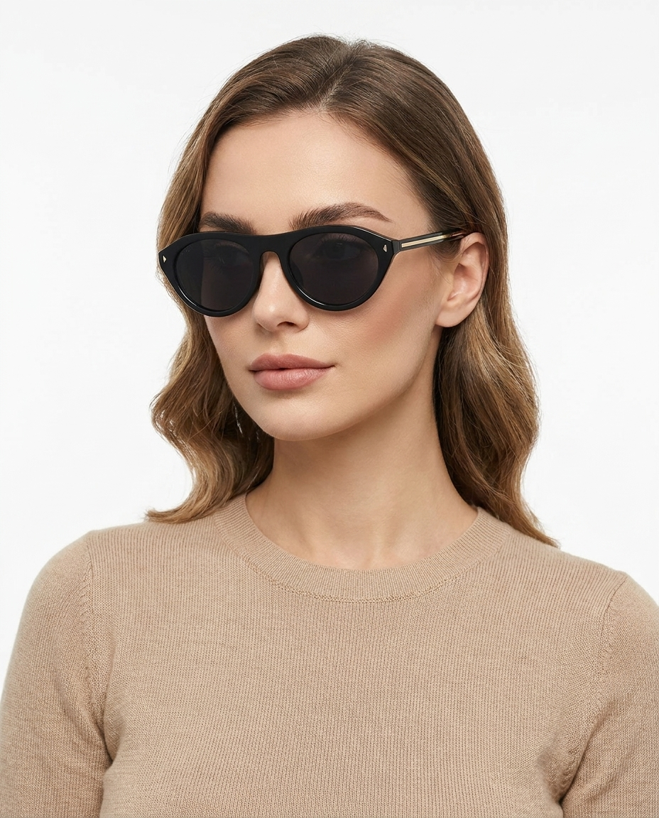 Modelo feminina usando Gafas de Sol Bianca Preto Azul