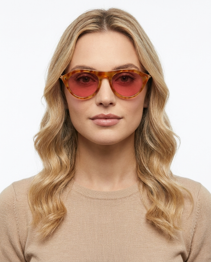 Modelo feminina usando Gafas de Sol Bianca Leopardo Rose