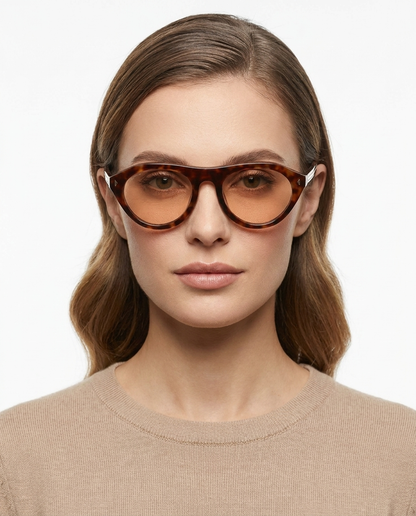 Modelo feminina usando Gafas de Sol Bianca Rosa Marrom