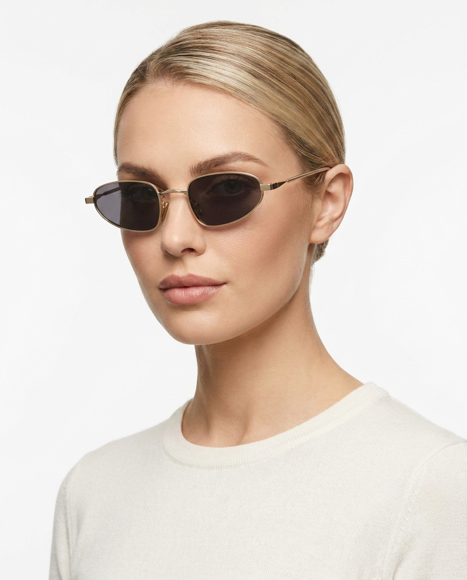 Modelo feminina usando Gafas de Sol Cadiz Dorado Negro