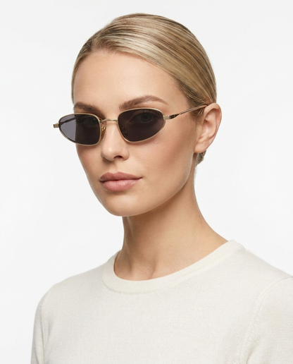 Modelo feminina usando Gafas de Sol Cadiz Dorado Negro