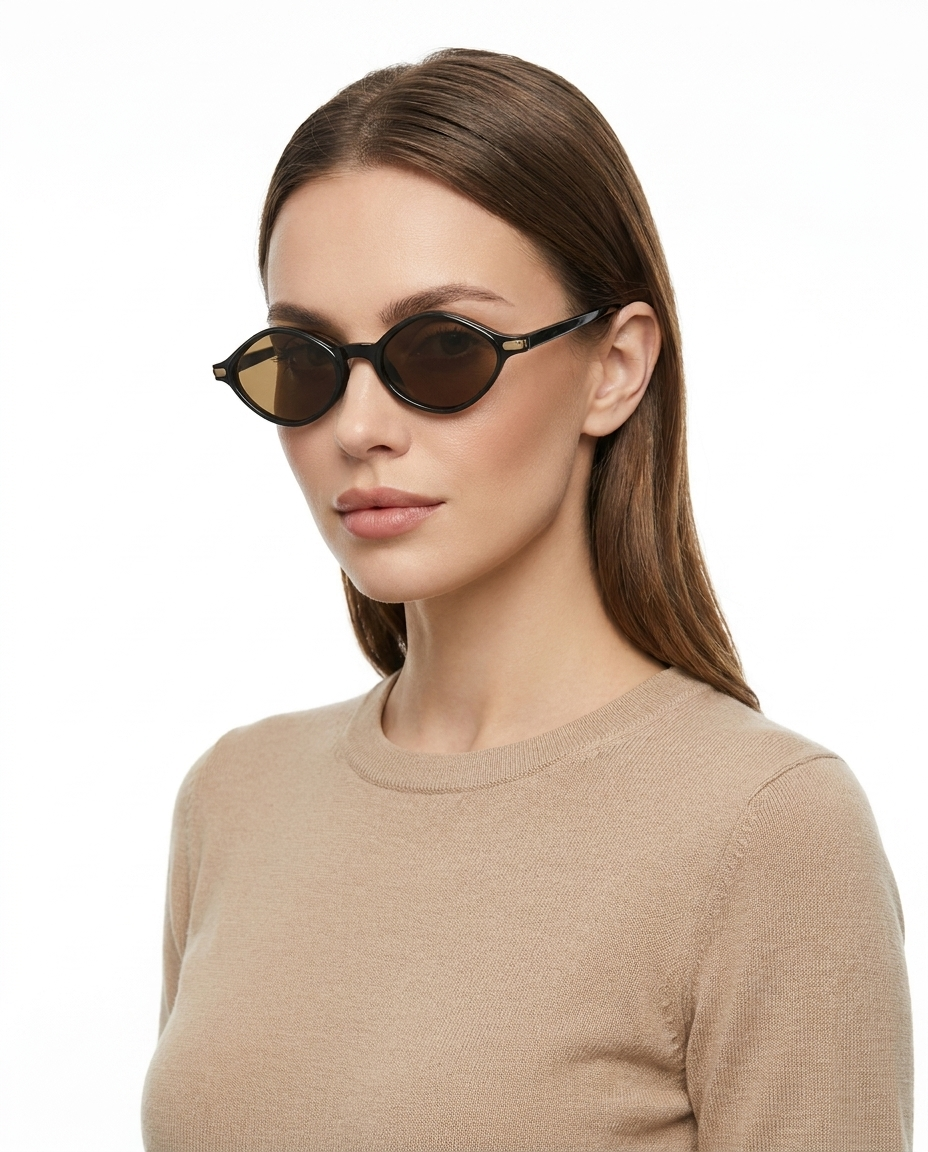 Modelo feminina usando Gafas de Sol Candela Marron Oscuro Marron