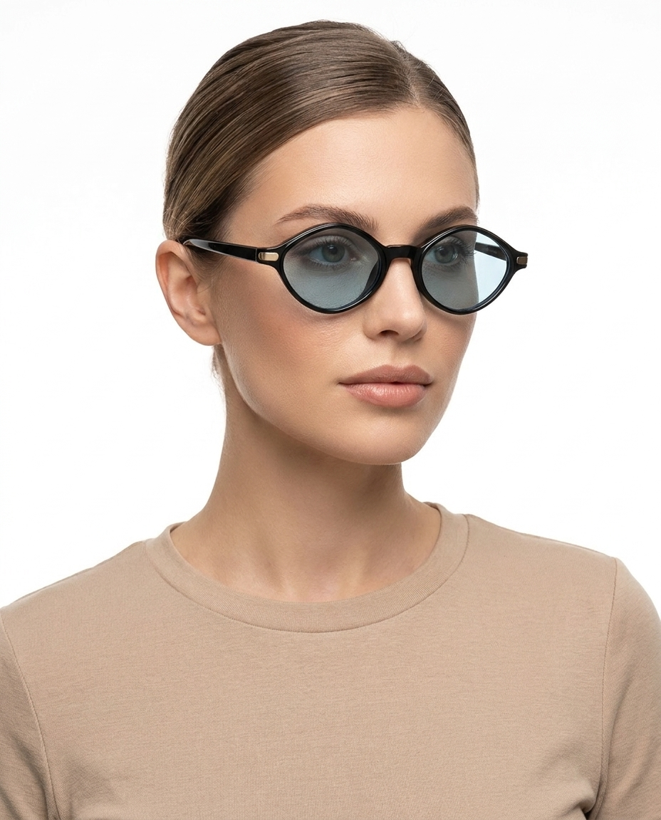 Modelo feminina usando Gafas de Sol Candela Negro Azul