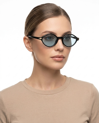 Modelo feminina usando Gafas de Sol Candela Negro Azul