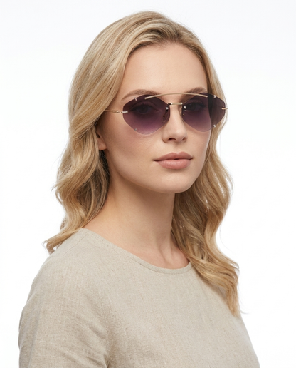 Modelo feminina usando Gafas de Sol Carlota Dorado Degradado