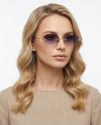Modelo feminina usando Gafas de Sol Ceara Dorado Lila