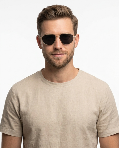 Modelo masculino usando Gafas de Sol Claudia Dorado Negro
