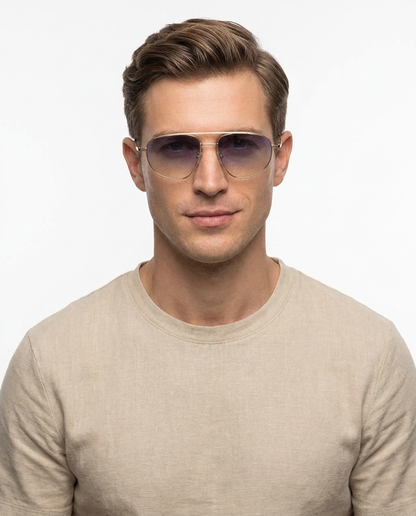 Modelo masculino usando Gafas de Sol Claudia Dorado Azul