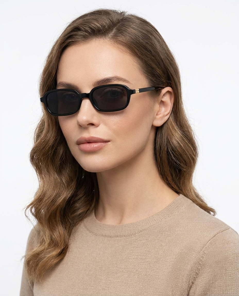 Modelo feminina usando Gafas de Sol Costa Negro Negro