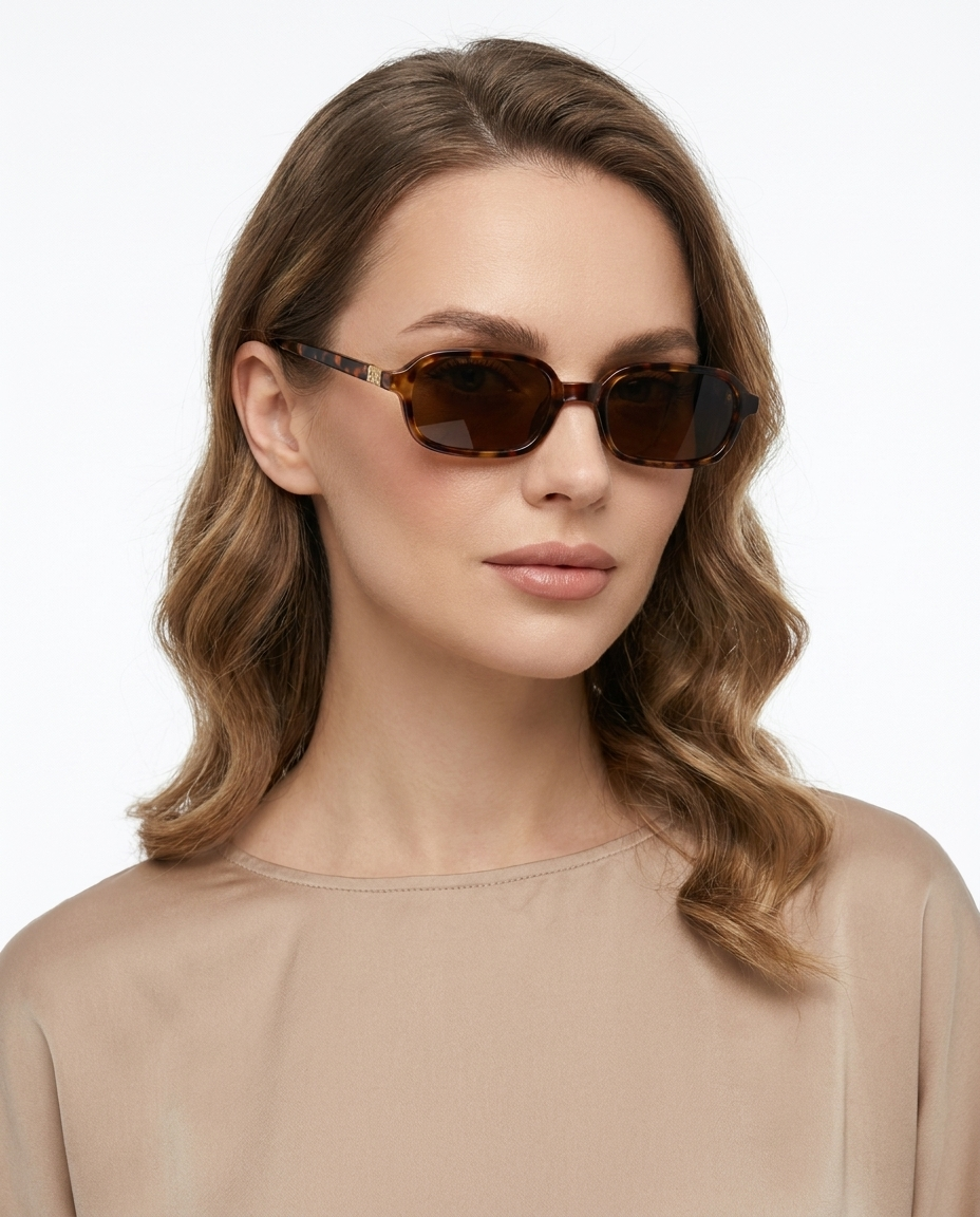 Modelo feminina usando Gafas de Sol Costa Carey Marron