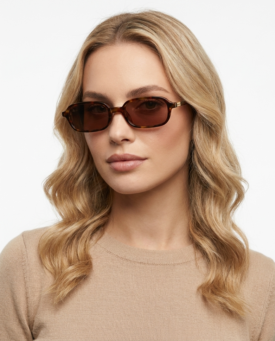 Modelo feminina usando Gafas de Sol Costa Carey Rosa