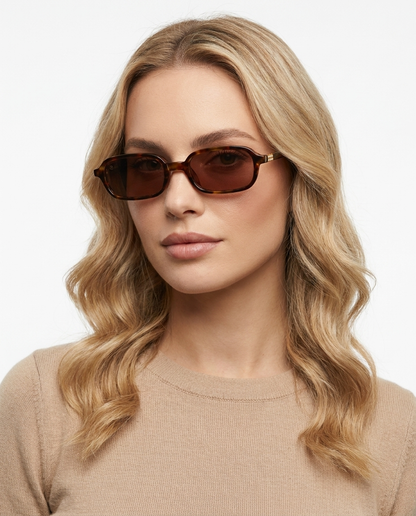 Modelo feminina usando Gafas de Sol Costa Carey Rosa