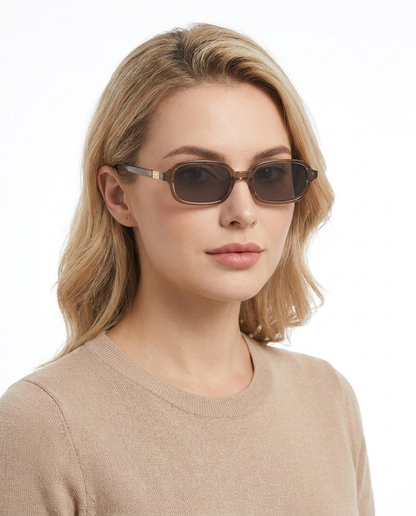 Modelo feminina usando Gafas de Sol Costa Beige Gris