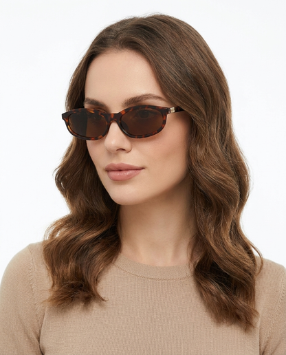 Modelo feminina usando Gafas de Sol Cumbuco Leopardo Marron