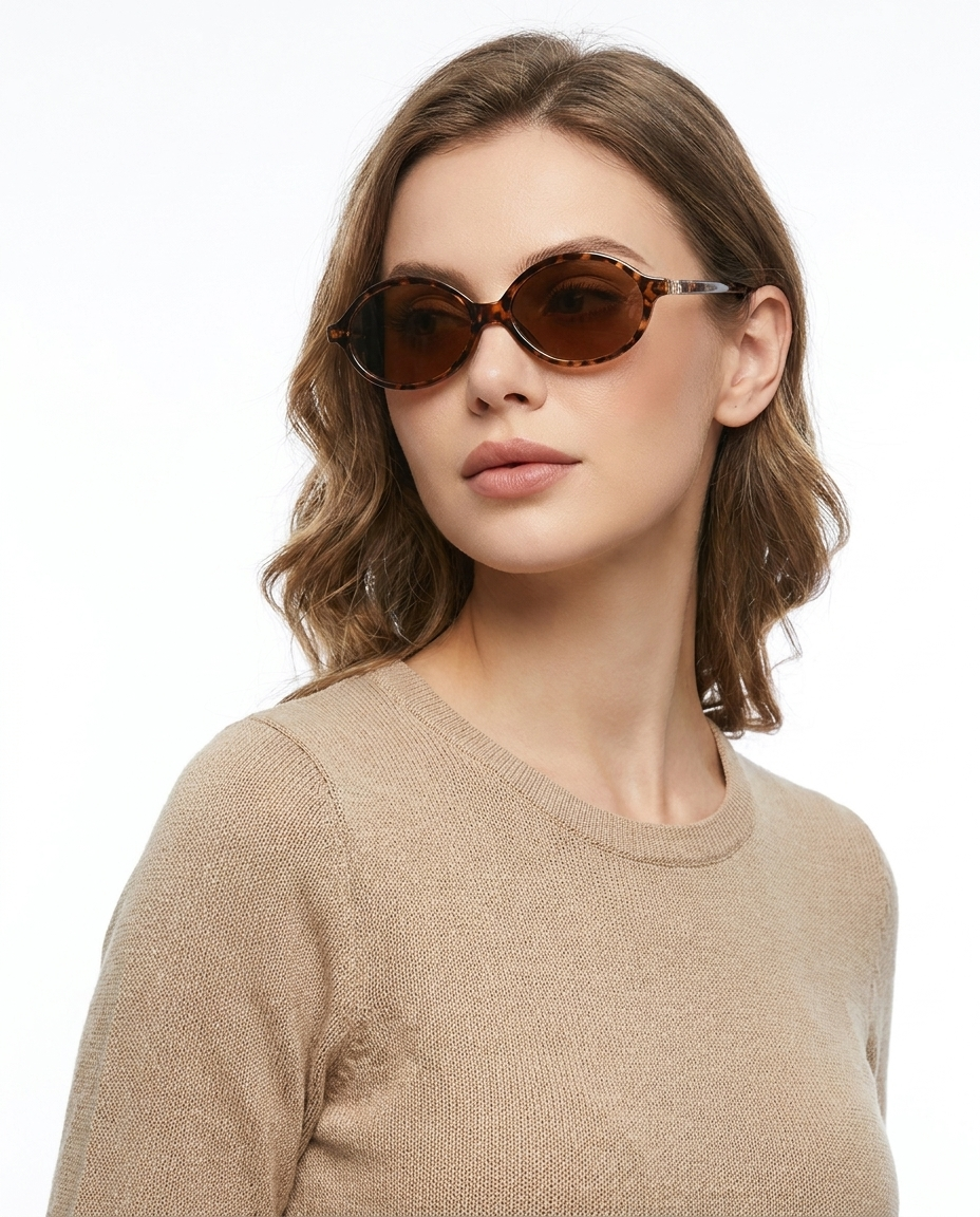 Modelo feminina usando Gafas de Sol Denia Leopardo Marron