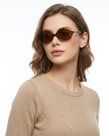 Modelo feminina usando Gafas de Sol Denia Leopardo Marron