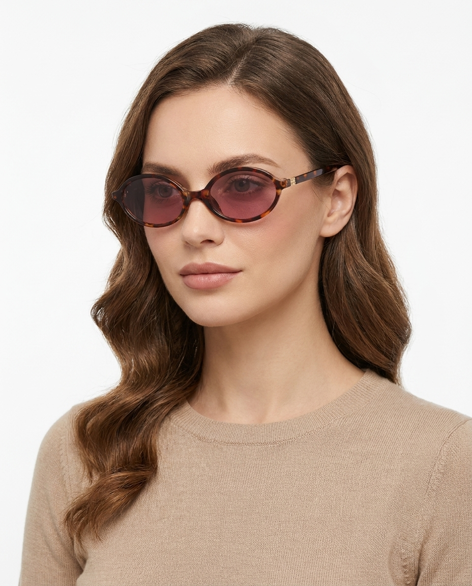 Modelo feminina usando Gafas de Sol Denia Leopardo Rosa